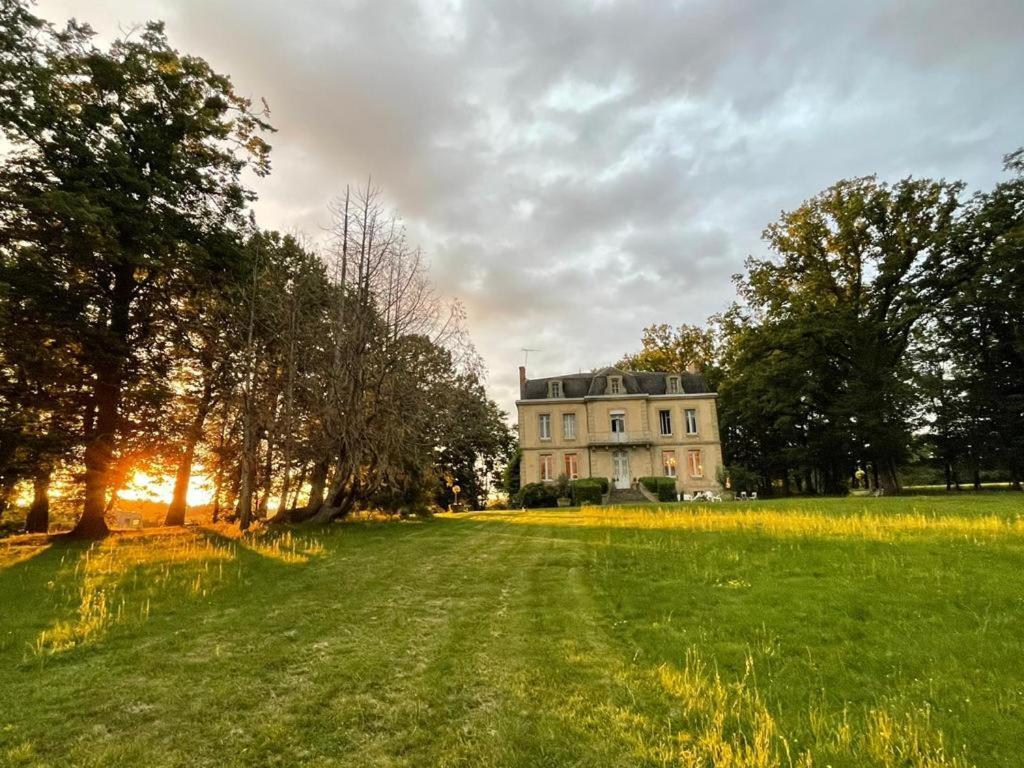 Chateau Du Grand Lucay Bourbon-lʼArchambault 外观 照片