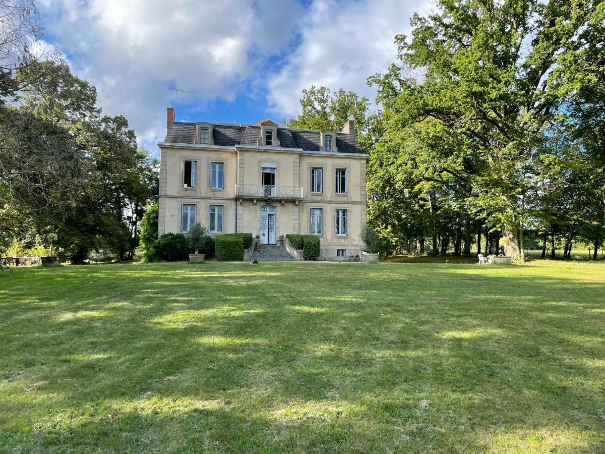 Chateau Du Grand Lucay Bourbon-lʼArchambault 外观 照片